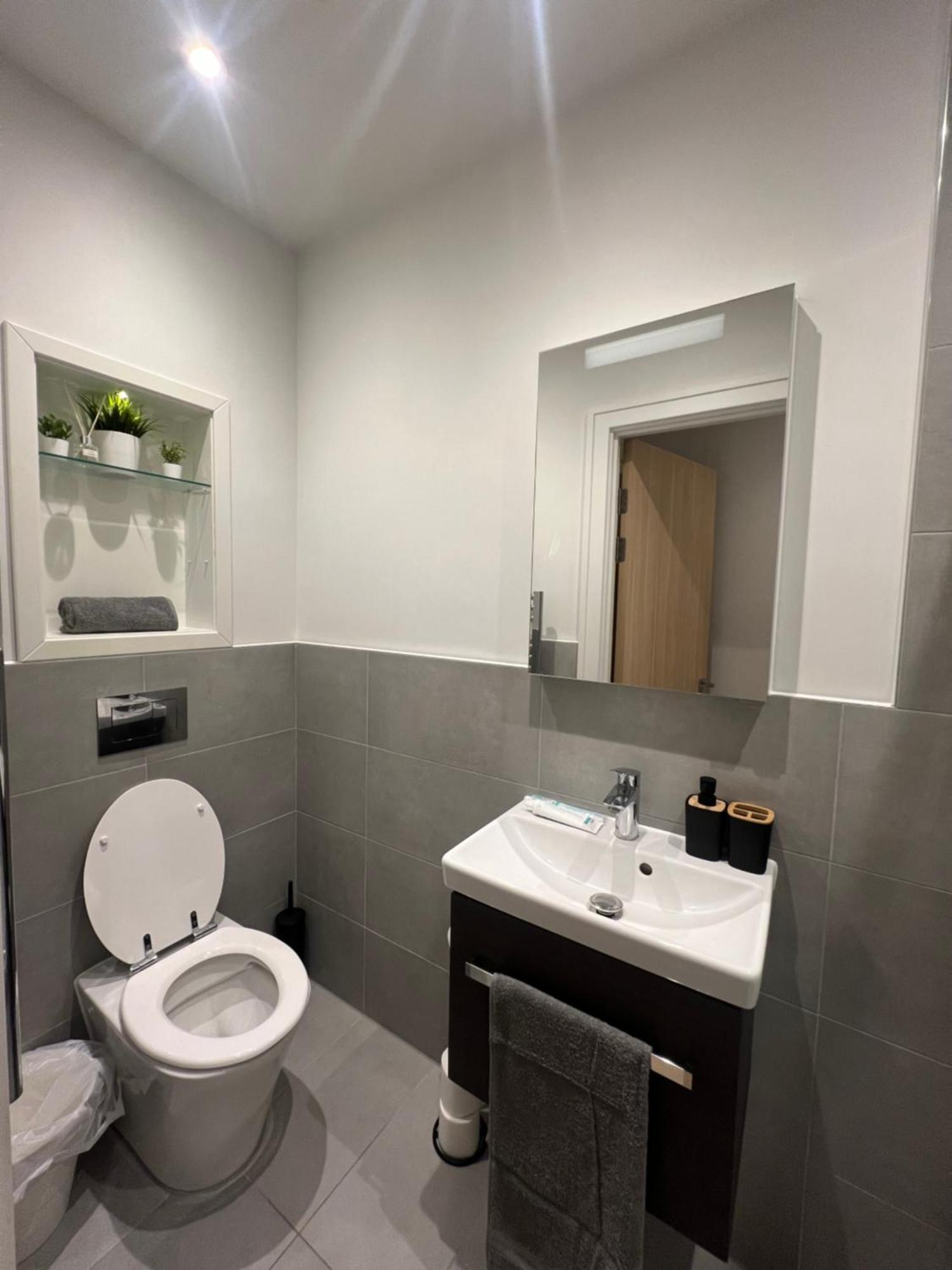 London Luxxe Suites & Apartments - London Heathrow Airport, Terminal 1 2 3 4 5 Hillingdon Bagian luar foto