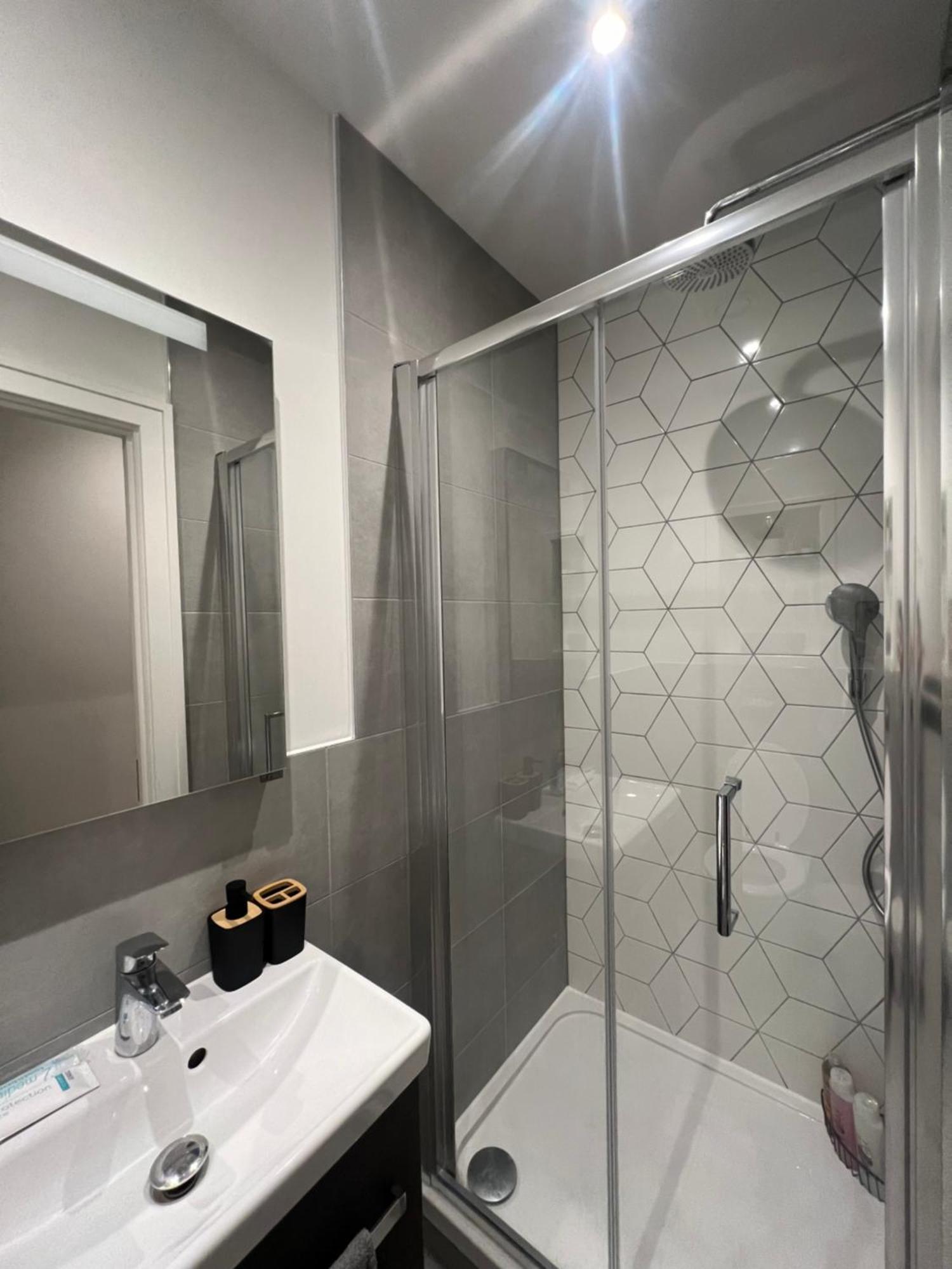 London Luxxe Suites & Apartments - London Heathrow Airport, Terminal 1 2 3 4 5 Hillingdon Bagian luar foto